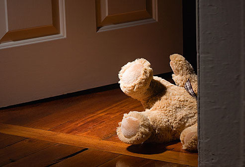 Trẻ bị mộng du. Trẻ thức giấc hoảng loạn cũng thường hay bị mộng du. Khi đó chúng chỉ một phần nào tỉnh táo khi bước đi, nói chuyện, ngồi bật dậy trên giường, hoặc làm các hoạt động khác. Mắt trẻ có thể mở to, nhưng chúng không hề nhận thức được điều gì. Đa số trẻ sẽ hết mộng du khi ở tuổi thanh thiếu niên. Đừng đánh thức trẻ đang mộng du bởi có thể bạn sẽ làm cho trẻ hoảng sợ. Hãy nhẹ nhàng hướng dẫn cho bé quay trở lại giường và nên giữ khu vực quanh giường ngủ của trẻ được an toàn: Hãy khoá chặt cửa và lắp cửa an toàn gần các bậc thang.