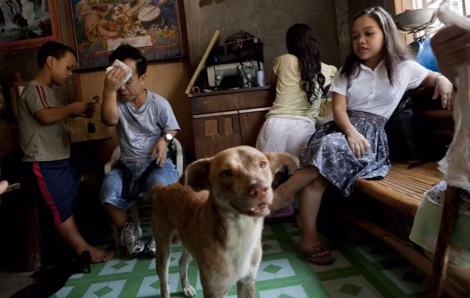 Một gia đình toàn người lùn tại Manila, Philippine.