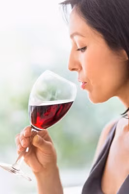 Uống một ly rượu vang đỏ mỗi ngày không chỉ mang đến cảm giác ăn ngon miệng mà còn tốt cho lợi khuẩn đường ruột sống ở niêm mạc ruột già. Theo các nhà nghiên cứu Tây Ban Nha, có thể hợp chất chống oxy hóa polyphenol có nhiều trong rượu vang đỏ đã ảnh hưởng đến sự cân bằng các loại vi khuẩn đường ruột. Được biết, một số tác dụng có lợi khác của hợp chất polyphenol được chứng minh như giảm huyết áp, giảm triglyceride, tăng cholesterol HDL