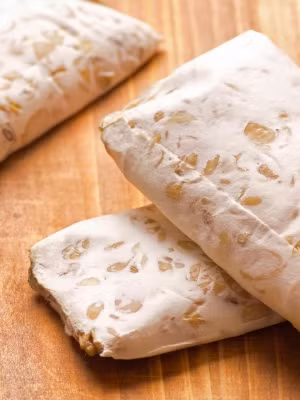 Tempeh là một món ăn truyền thống của người Indonesia, được làm từ đậu nành lên men và đóng thành bánh. Thực phẩm này được coi như protein hoàn chỉnh với các loại axit amin, giúp tăng lượng đạm, xơ cùng các sinh tố.