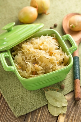 Dưa bắp cải. Cũng như kim chi, dưa bắp cải được làm từ lá bắp cải lên men, có chứa probiotic có lợi cho sức khỏe.