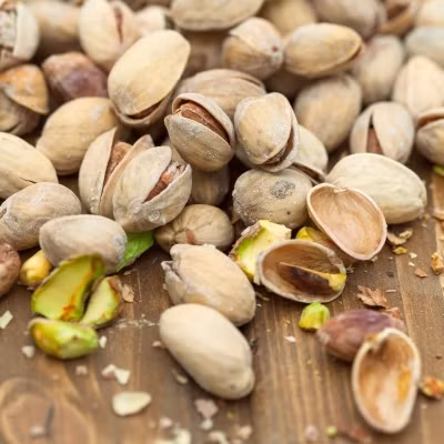 Hạt dẻ cười (quả hồ trăn) có thể giúp thay đổi hàm lượng các vi khuẩn có khả năng cải thiện sức khỏe đường ruột, theo một nghiên cứu mới ở Mỹ. Các nhà khoa học thuộc Viện Khoa học nông nghiệp và thực phẩm thuộc Đại học Florida (Mỹ) phát hiện hạt cười có tính chất prebiotic. Theo nghiên cứu, thường những thực phẩm có đặc tính prebiotic có thể kích thích sự phát triển của các vi khuẩn có lợi trong đường tiêu hóa, qua đó ngăn chặn được các bệnh về đường tiêu hóa.