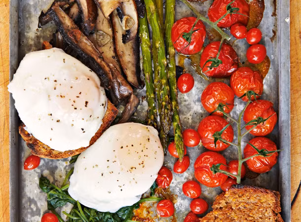 Bữa sáng với cà chua, trứng trần, măng tây, một vài cọng rau và cá nước ngọt của bà Beck. Phương pháp ăn kiêng Alkaline hay còn gọi là ăn kiềm dựa trên nguyên tắc hạn chế tối đa lượng thức ăn có tính axit vào cơ thể và chỉ nên dùng những loại thực phẩm giàu kiềm như rau bina, bơ, các loại hạt, mầm, dầu hạt lanh, dầu ô liu, cá nước lạnh và bông cải xanh.