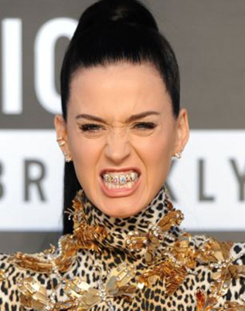 Ngôi sao nhạc pop Katy Perry với những viên kim cương lấp lánh được đính trên răng.