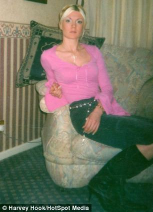 Lisa Cross, 35 tuổi từng bị mắc chứng biếng ăn khiến cơ thể cô còi cọc, thậm chí cô chỉ mặc vừa quần áo trẻ em.