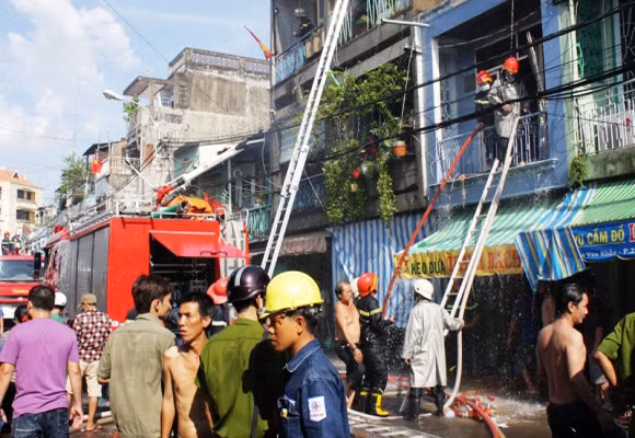 Lực lượng PCCC chuyên nghiệp dùng thang tiếp cận hiện trường từ tầng 2 căn nhà.