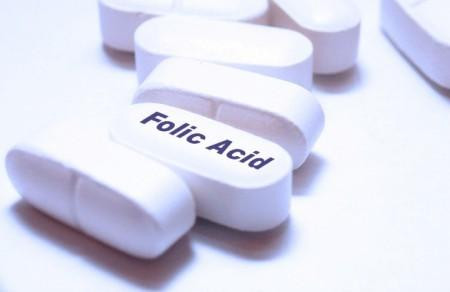 Bổ sung Acid folic. Các bác sĩ khuyến cáo phụ nữ nên uống 400 microgram axit folic trong suốt 3 chu kỳ kinh nguyệt trước khi có em bé, hoặc ít nhất một tháng trước khi thụ thai. Uống axit folic giúp bạn ngăn ngừa một số bệnh dị tật bẩm sinh, như khuyết tật ống thần kinh, nứt đốt sống...