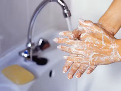 Phòng bệnh nhiễm trùng. Khi bạn đang cố gắng có thai, hãy tránh không để mắc bệnh nhiễm trùng. Không nên dùng các loại sản phẩm chưa được tiệt trùng như phô mai, sữa, thịt... Nhớ rửa tay thường xuyên khi chuẩn bị bữa ăn, và chắc chắn rằng tủ lạnh của bạn nhiệt độ 2-4 độ C và tủ đá bằng hoặc dưới -18 độ C để đảm bảo thức ăn tốt nhất.