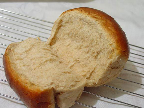 Theo các chuyên gia sức khỏe, việc ăn bánh mì vào buổi tối sẽ giúp bạn dễ ngủ và ngủ ngon hơn, với điều kiện là chỉ ăn vừa đủ. Nếu ăn quá no, bạn sẽ càng tức bụng và khó ngủ hơn. Lý do là vì khi ăn bánh mì, tuyến tụy sẽ tiết ra trypsin. Men này trao đổi chất với axit amin trong bánh mì, trong đó chất dùng để trao đổi có tác dụng trấn tĩnh thần kinh, giúp dễ ngủ hơn.