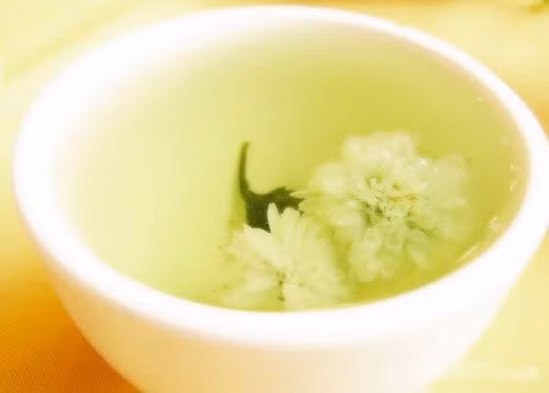 Hoa cúc là loại thảo dược tự nhiên được sử dụng nhiều năm để điều trị các vấn đề từ suy dạ dày đến thiếu ngủ. Trà hoa cúc giúp làm dịu và thư giãn cơ thể.