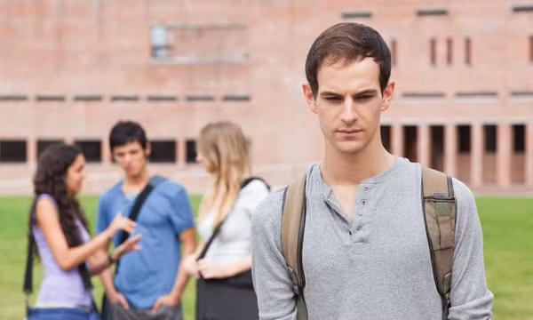 Yếu tố tâm lý xã hội tác động làm biến đổi giới tính ở cá nhân. Các nhà chuyên môn gọi đây là hiện tượng đồng tính luyến ái giả. Nhiều người lệch lạc giới tính chỉ đơn giản là do thói quen gây nên. Ví dụ một số bé trai từ nhỏ thường thích mặc váy, thích chơi búp bê, thích cài hoa...;bé gái thích mặc đồ con trai, thích chơi trò chơi con trai... khi lớn, họ bị ảnh hưởng từ hành vi lúc nhỏ gây rối loạn suy nghĩ và tự quy kết giới tính cho mình. Lâu dần, suy nghĩ "mình là thế giới thứ 3" sẽ trở thành chứng tự kỉ ám thị và biến họ từ bình thường trở thành đồng tính.