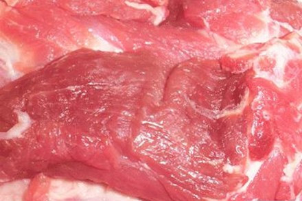  Thịt lợn chứa chất tạo nạc. Sau khi gia súc ăn loại thức ăn chăn nuôi chứa hooc môn tăng trưởng, một phần hooc môn được bài tiết và chuyển hóa, còn lại phần lớn tồn dư trong cơ và các cơ quan khác như gan, thận. Người ăn các sản phẩm chế biến từ những thực phẩm này có thể bị tổn thương phổi và các chức năng của tim. Nguy hiểm hơn, tồn dư của các chất này có thể ảnh hưởng đến các hooc môn sinh dục.