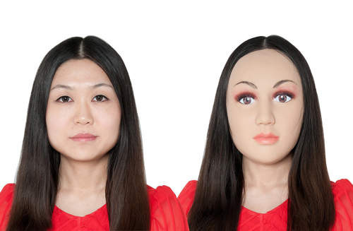 Tuy nhiên, quan sát ở cự ly gần, chiếc mặt nạ này vẫn thiếu nét tinh tế và độ chân thực của khuôn mặt con người.