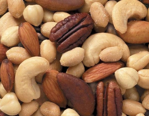 Các loại hạt. Giải pháp tối ưu với những làn da mụn là các loại hạt như hạnh nhân, hồ đào hay óc chó. Chúng sẽ giúp tăng bạch cầu trong cơ thể và cải thiện chất lượng của các tế bào bạch cầu đã có sẵn. Vitamin E hay các chất khoáng chứa trong hạt khô giúp da mềm mịn và luôn đầy sức sống. Bạn có thể thưởng thức chúng trong các bữa phụ nhỏ hàng ngày.