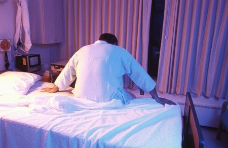 Sau khi mưa lớn, cống gần nhà anh Ghadge bị tắc. Anh và mẹ đang cố gắng thông cống thì vợ chồng hàng xóm xuất hiện, yêu cầu Ghadge dừng lại vì nếu thông cống, nước sẽ chảy về phía nhà họ. Anh không nghe và tiếp tục làm, khiến cặp vợ chồng này rất tức giận. Họ mắng chửi Ghadge và mẹ anh. Ghadge đã yêu cầu vợ chồng họ không được chửi mắng mẹ anh, nhưng họ vẫn tiếp tục, thậm chí còn xông vào đánh anh. Trong lúc đánh nhau, có người đã siết chặt tinh hoàn của anh, khiến Ghadge ngã xuống bất tỉnh. Khi được đưa đến bệnh viện thì bộ phận sinh dục của Ghadge sưng vù và anh đã tử vong.