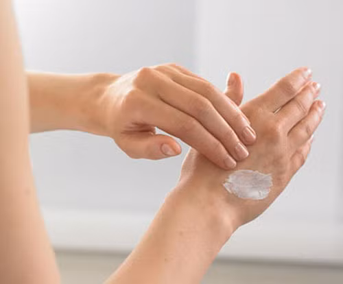 Bảo vệ bằng kem chống nắng. Làn da tay cũng mỏng manh, dễ bị ảnh hưởng bởi ánh nắng và lão hóa như da mặt nên cũng cần bảo vệ tuyệt đối để tránh ánh nắng. Điều bạn cần lưu ý khi sử dụng kem chống nắng là hãy sắm cho mình loại kem chứa nhiều dưỡng chất. Bởi lẽ, kem có tính năng chống nắng cũng dễ dàng khiến da bị khô và nứt nẻ trong mùa đông.