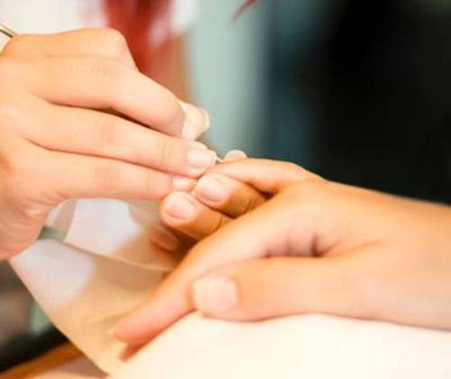 Chăm sóc móng tay đúng cách. Nếu phần khóe móng tay quá khô và bị nứt gãy, việc thoa sơn móng trang trí sẽ rất khó khăn và trở nên kém hoàn hảo. Tuy nhiên, nếu bạn sử dụng những chiếc kìm kém vệ sinh để lấy khóe móng thì còn nguy hiểm hơn gấp bội. Vì vậy, ngoài việc dùng kìm vệ sinh để lấy khóe, bạn có thể dùng các loại kem tẩy da chết để lấy đi những tế bào da khô ở khu vực này.