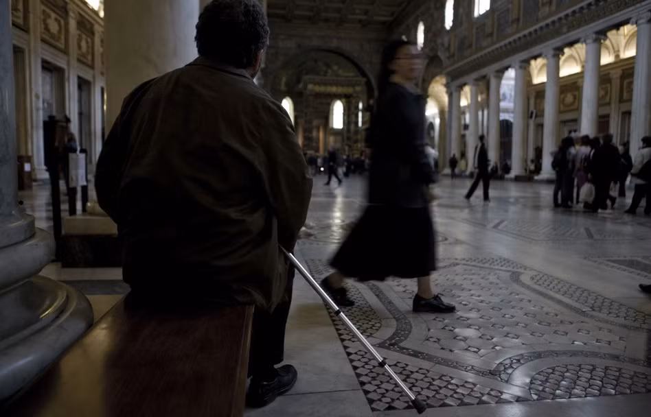 Trong cuộc hành trình đi tìm cái chết 48 giờ đồng hồ ấy, có những lúc ông M ngồi lặng thinh trầm ngâm về cuộc sống và nhìn dòng người qua lại.