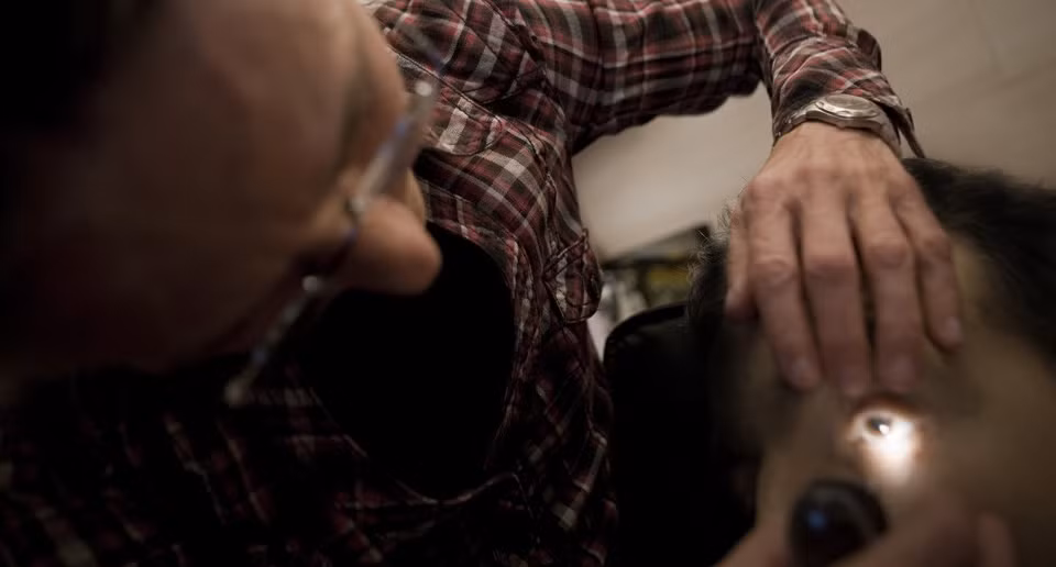 Bác sĩ Erika Preisig kiểm tra lần cuối cùng xem bệnh nhân đã thực sự ngừng thở hay chưa.