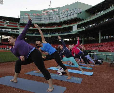 Hàng trăm người tham gia hoạt động Yoga tập thể tại sân vận động Fenway tại Boston hôm 23/9 nhằm mục địch quyên góp từ thiện.
