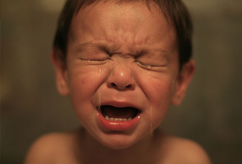 Trẻ quá mệt. Trẻ mới tập đi và trẻ chưa đến tuổi đi học có thể trở nên cáu kỉnh khi chưa ngủ đủ giấc - và làm một số trẻ khó chịu không chịu ngủ hơn nữa. Trẻ ở những độ tuổi này cần ngủ từ 11 đến 14 giờ mỗi ngày. Trong khoảng thời gian ấy trẻ có thể chợp mắt. Ở độ tuổi này, điều quan trọng là giữ cho trẻ có kế hoạch ngủ nghỉ, thức dậy, và chợp mắt đúng giờ - cũng giống như thời gian các bữa ăn trong ngày và thời gian chơi đùa của trẻ nữa.