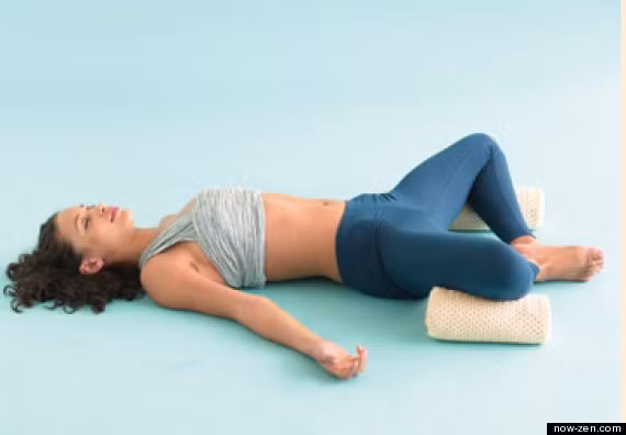 Tư thế tạo góc chân. Nằm trên giường, hai lòng bàn chân chạm vào nhau, đặt tay duỗi ngang. Để đầu gối được thư giãn và căng ra xa khỏi hông hết sức có thể. Giữ trong 10-15 nhịp thở. Tư thế này giúp giải quyết những căng thẳng, giúp bạn bình tâm trước khi đi vào giấc ngủ.