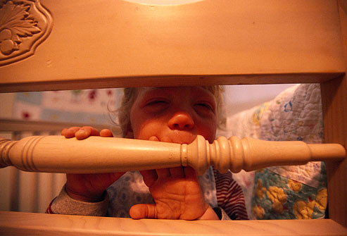 Lo sợ khi ngủ riêng. Nỗi lo sợ khi ở riêng một mình có thể làm cho bé thêm khó ngủ. Việc nói chuyện, hát ru, đu đưa, và cho ăn (bú) dặm có thể làm cho giai đoạn này thành thói quen thức giấc không nên có. Trẻ ở độ 6 tháng tuổi, bạn có thể khuyến khích con tự ngủ trở lại. Miễn là bé không bị bệnh, bạn nên nói chuyện khe khẽ và xoa lưng, nhưng chớ bế con dậy hoặc cho bé ăn (bú). Đèn ngủ có thể làm cho trẻ ở tuổi tập đi - sợ bóng đêm - cảm thấy thoải mái hơn.