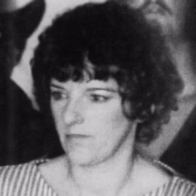 Genene Jones, sinh năm 1950, là một nữ y tá đã bị kết tội giết chết khoảng 40 trẻ em. Cô đã tiêm chất độc phóng xạ dioxin , heparin và succinylcholine để gây ra cuộc khủng hoảng lớn trong y tế, với mục đích cố gắng cứu sống lại chúng để nhận được lời khen ngợi và sự chú ý. Các loại thuốc này được biết là gây tê liệt tim và các biến chứng khác khi bị tiêm quá liều. Nhiều trẻ em đã không thể vượt qua được. Sau khi được đưa ra xét xử, Jones đã bị kết án 99 năm tù giam.