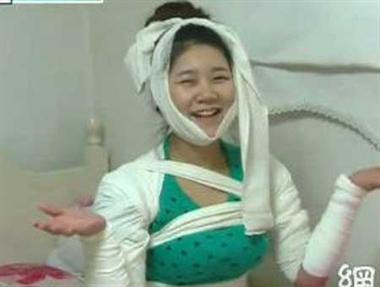 Quấn băng quanh người để giảm cân. Để sở hữu thân hình hoàn hảo mơ ước, cô gái này đã dùng những dải băng trắng toát quanh người cô gái trông chẳng khác nào một bệnh nhân bị tai nạn gãy xương. Và theo cô nàng này đây phương pháp giảm cân có một không hai do cô tự nghĩ ra.