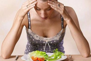 Nhịn đói. Cơ thể bạn giống như cỗ máy hoạt động liên tục, từ đầu tới ngón chân, tất cả tế bào đều cần năng lượng liên tục để duy trì hoạt động của mình. Khi các tế bào không được cung cấp thức ăn, hoặc bạn ăn ít hơn mức mà cơ thể cần, nó sẽ kích hoạt một loạt phản ứng phụ có hại, như mệt mỏi, trầm cảm, cơ xương và nội tạng yếu đi, mất sức đề kháng, rụng tóc, mất cân bằng nội tiết...