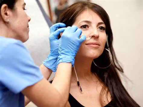 Để giảm cân, nhiều cô gái, trong đó có nhiều cô sắp cưới, chọn cách ăn ống xông qua mũi. Ống được chọc vào đến tận dạ dày, và ở nguyên đó 24 giờ mỗi ngày. Trong vòng 10 ngày, người thực hành sẽ phải nhịn ăn hoàn toàn, thay vào đó là một loại thực phẩm giàu protein có năng lượng thấp được đưa vào qua ống xông, cung cấp khoảng 800 calo mỗi ngày.