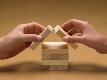 Sử dụng tay không thuận. Bạn thường sử dụng tay thuận để thực hiện các công việc đơn giản không đòi hỏi sự tập trung, tuy nhiên bạn hãy thử sử dụng tay không thuận để ăn hoặc đánh răng…vv. Việc sử dụng tay không thuận đòi hỏi sự tập trung cao độ và tạo cơ hội để não bộ vận động nhiều hơn.