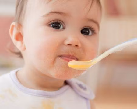 Việc di chuyển chỗ này chỗ kia trong khi ăn cũng có thể làm cho trẻ nuốt không khí, vì vậy bạn nên khuyến khích cho bé ngồi trong khi ăn.