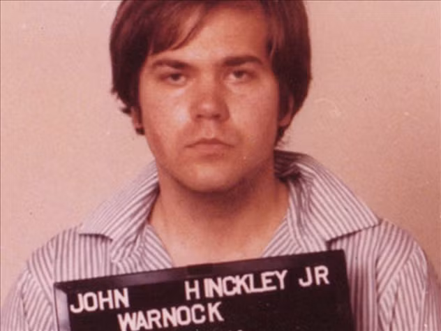 Rối loạn Erotomania. Đây là một rối loạn khá kỳ lạ, về cơ bản, hội chứng này được hiểu: người bệnh tự hoang tưởng về việc bản thân họ đang có mối quan hệ yêu đương với người khác. Nhưng điều làm cho rối loạn này đặc biệt ở chỗ bệnh nhân thường nghĩ mình là người có địa vị cao, người nổi tiếng đang có quan hệ tình cảm với người bình thường. Ảo tưởng rất khó bị phá vỡ, nó thậm chí còn khiến bệnh nhân hành động cực đoan để bảo vệ suy nghĩ của mình và kiểm soát, thậm chí sát hại đối tượng mình yêu để giữ cho riêng mình.