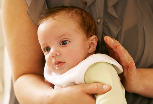 Trẻ nhỏ và chứng đau bụng đầy hơi. Ợ, quấy khóc, và đầy hơi có thể là những dấu hiệu của chứng đau bụng đầy hơi ở trẻ sơ sinh. Chứng này không giống như đau bụng, có thể làm cho bé khóc dai dẳng, không nín. Vì chứng đầy hơi thường gây ra do nuốt không khí, cho bé ăn chậm và ợ thường xuyên. Trẻ mới biết đi có thể bị đầy hơi do ăn các thức ăn giàu chất xơ hoặc nhiều chất béo, hoặc uống quá nhiều nước trái cây.