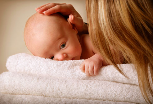 Nếu da bé nhạy cảm, bạn có thể cần nên tránh các chất lỏng làm mềm vải. Các sản phẩm này có thể chứa hoá chất và hương liệu như limonene và benzyl acetate có thể làm kích ứng da, mắt, mũi, và cổ họng. Thay vào đó, hãy thử thêm ½ tách bi-các-bô-nát na-tri hoặc ½ tách giấm vào máy giặt để giữ cho áo quần được mềm mại hơn.