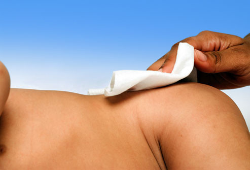 Sử dụng khăn lau dành cho trẻ hay là khăn mặt? Các loại khăn lau chỉ sử dụng một lần dành cho trẻ tất nhiên là tiện lợi, nhưng chúng cũng có thể chứa cồn và một số hương liệu gây kích ứng da. Một số khăn lau cũng có chứa chất bảo quản có thể gây viêm da tiếp xúc do dị ứng - đây là một loại ban hoặc là mề đay do tiếp xúc với chất gây dị ứng gây ra.