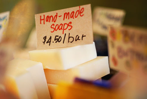 Một số loại xà phòng - thậm chí là sản phẩm có “mác” dành cho em bé -cũng có thể chứa formaldehyde, đây là một chất bảo quản có thể làm cho da, mắt, và phổi bị kích ứng. Xà phòng cũng có thể gây chàm - da bị viêm và kích ứng. Bạn nên tìm mua những sản phẩm không chứa hương liệu hoặc hoá chất.