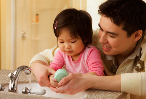 Xà phòng diệt khuẩn dạng nước rất tốt về mặt lý thuyết nhưng chúng có thể hàm chứa một số nguy cơ nguy hiểm. Thành phần triclosan thường gặp có thể gây kích ứng đối với trẻ có làn da nhạy cảm. Để diệt vi trùng, bạn nên sử dụng nước và xà phòng thông thường - chúng cũng mang lại hiệu quả tốt.