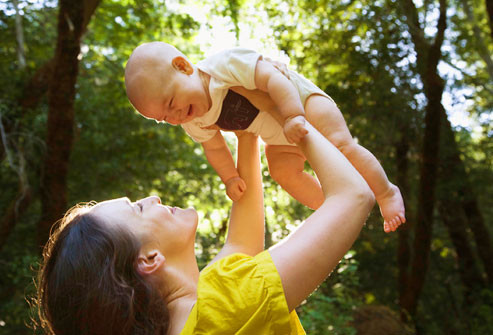 Bạn nên tránh sử dụng sản phẩm kết hợp mỹ phẩm chống nắng và dung dịch xịt côn trùng DEET. Nghiên cứu cho thấy hoá chất có thể thẩm thấu nhanh hơn vào da khi được kết hợp chung mỹ phẩm chống nắng và DEET có thể làm cho mỹ phẩm chống nắng trở nên ít có tác dụng hơn.