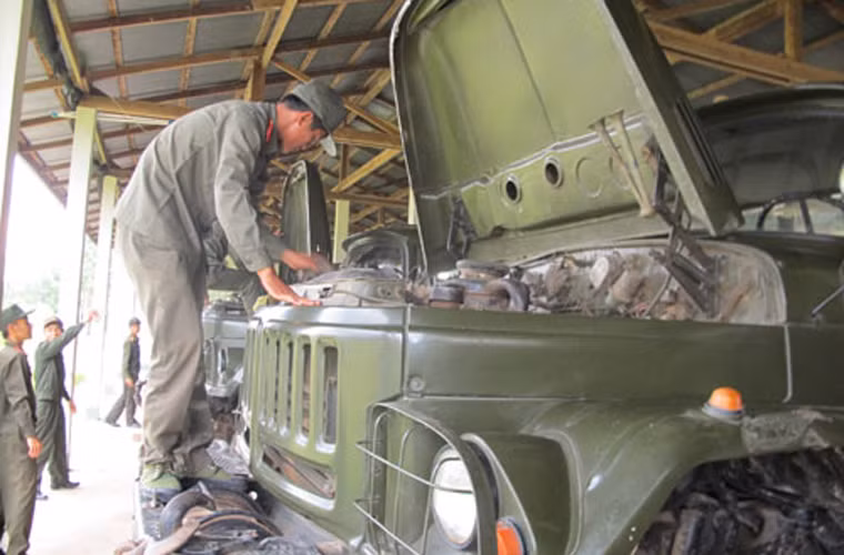 Lực lượng tăng – thiết giáp, ô tô xe máy của Quân đội Nhân dân Lào chủ yếu sử dụng các trang bị Liên Xô gồm: xe tăng chiến đấu chủ lực T-54; xe tăng hạng nhẹ PT-76; xe bọc thép BTR-60/BTR-152. Ảnh: QĐND