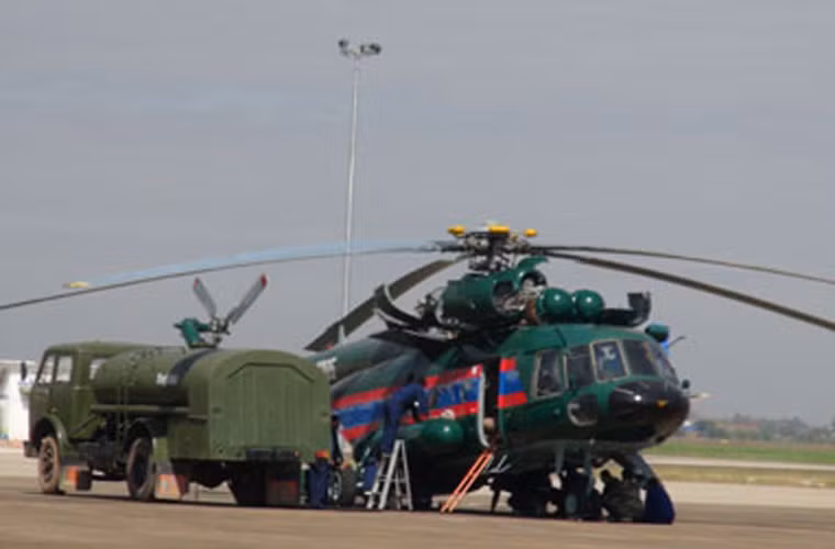 Không quân Giải phóng Nhân dân Lào (LPLAAF) là lực lượng lớn thứ 2 trong Quân đội Nhân dân Lào với quân số thường trực khoảng 3.000 người, trang bị khoảng gần 50 máy bay chủ yếu làm nhiệm vụ vận tải, yểm trợ hỏa lực khi cần. Dù có trong biên chế khoảng vài chục chiếc MiG-21 nhưng số này hầu như không còn hoạt động. Ảnh: QĐND