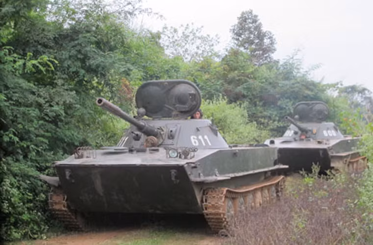 Xe tăng PT-76 của Quân đội Lào thuộc thế hệ đầu của dòng tăng huyền thoại này, trang bị pháo rãnh xoắn D-56T 76,2mm không có bụng hút khói ở 2/3 thân pháo. Ảnh: QĐND