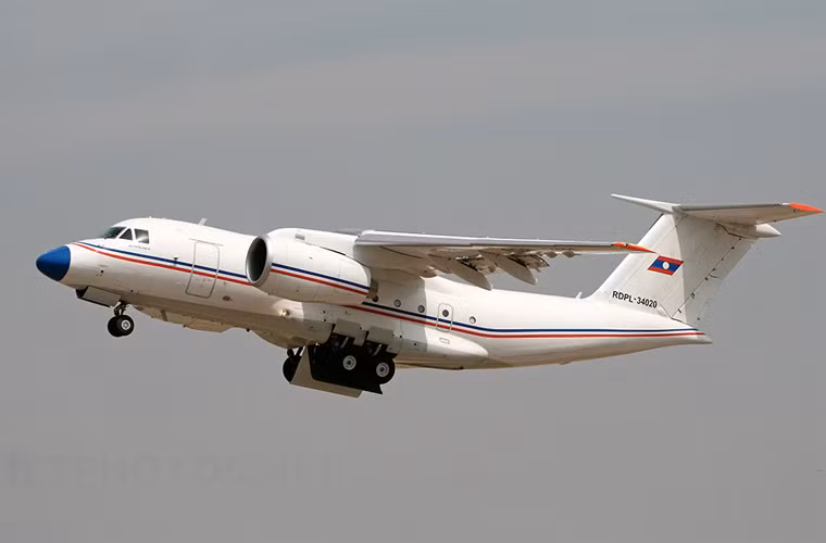 Trong ảnh là máy bay vận tải hiện đại nhất của Không quân Lào – An-74 mua của Ukraine, chuyên phục vụ các lãnh đạo Đảng, chính phủ Lào.