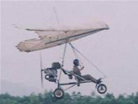 Máy bay cánh mềm của Không quân Nhân dân Việt Nam.