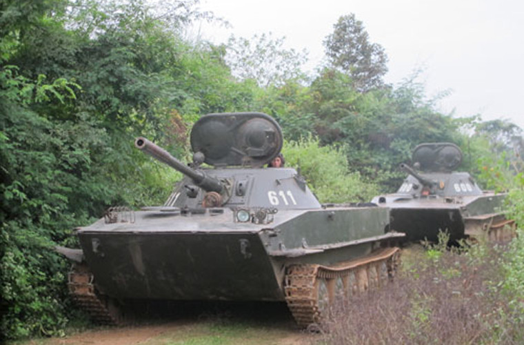 Xe tăng PT-76 của Quân đội Lào thuộc thế hệ đầu của dòng tăng huyền thoại này, trang bị pháo rãnh xoắn D-56T 76,2mm không có bụng hút khói ở 2/3 thân pháo. Ảnh: QĐND