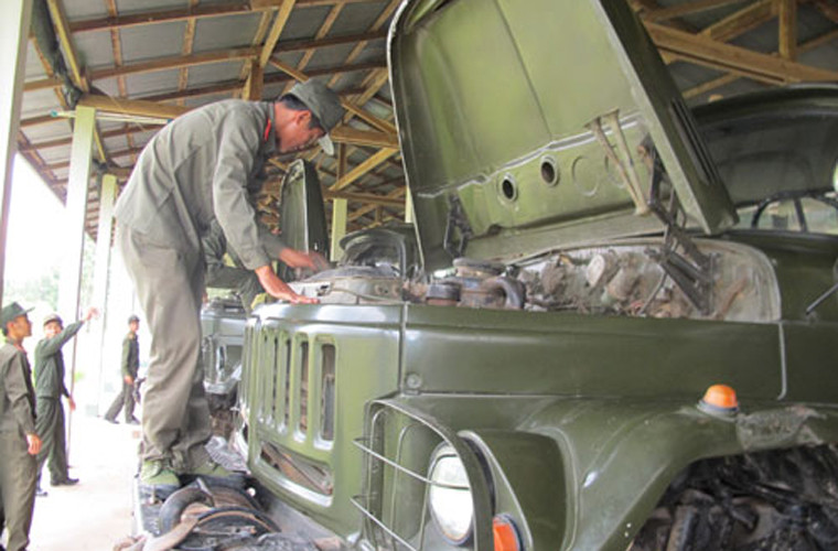Lực lượng tăng – thiết giáp, ô tô xe máy của Quân đội Nhân dân Lào chủ yếu sử dụng các trang bị Liên Xô gồm: xe tăng chiến đấu chủ lực T-54; xe tăng hạng nhẹ PT-76; xe bọc thép BTR-60/BTR-152. Ảnh: QĐND