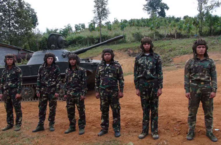 Trong ảnh là các chiến sĩ lái tăng thuộc Tiểu đoàn 614, Sư đoàn 2 Quân đội Nhân dân Lào. Ảnh: QĐND