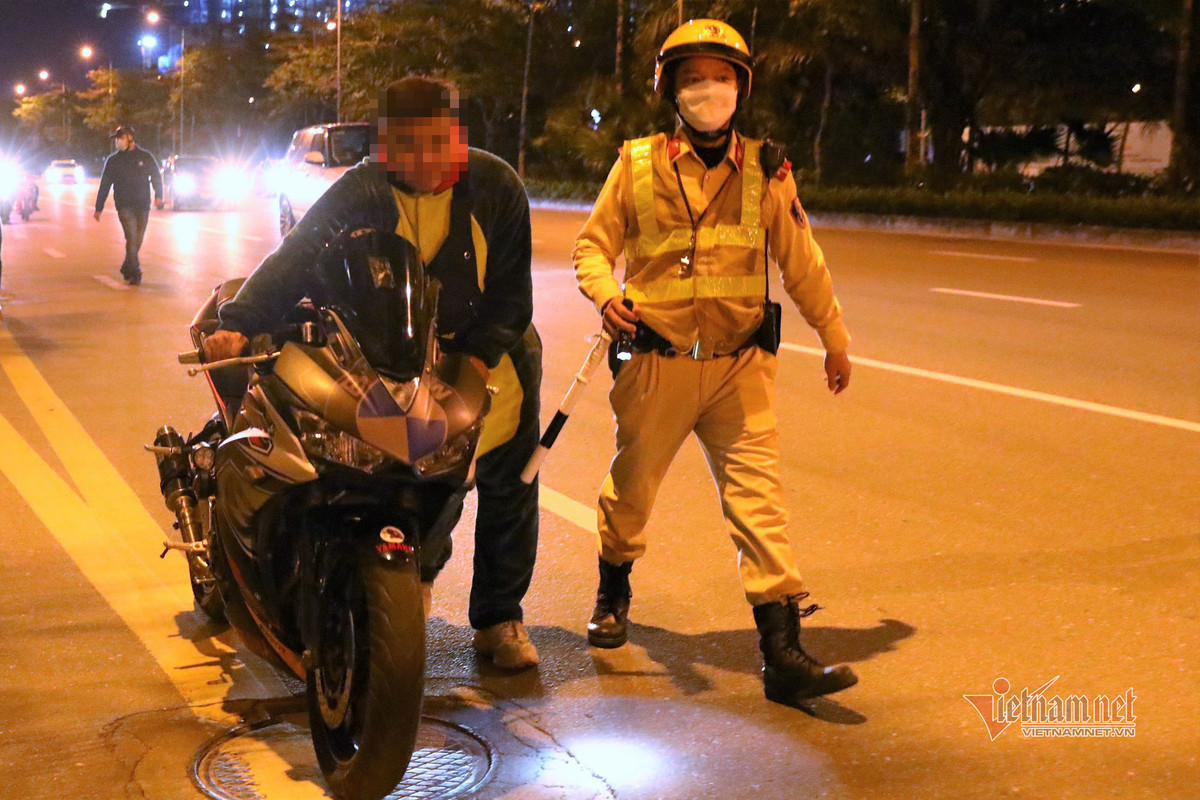 Nhom TikToker “khung long xanh” do po no nhu sam