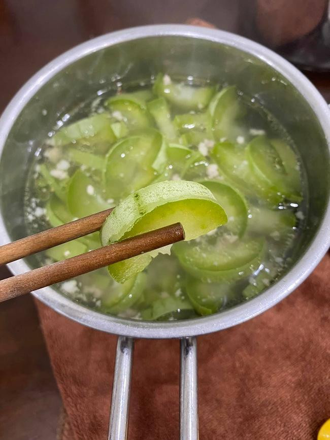 hi bạn nấu canh bầu không nạo vỏ cho dày chất xơ.